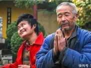 【感動】安徽73歲老人帶著腦癱女兒，在深山裡做了20年的守護神