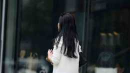 36歲蔡卓妍真會穿，露肩針織衫性感又大方，搭配漆皮褲賺足眼球！