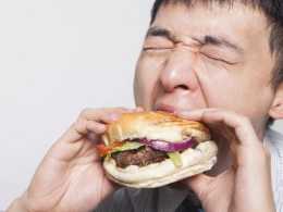 不管有多嘴饞，這3類食物要儘量忌口，易損傷胃粘膜，需重視