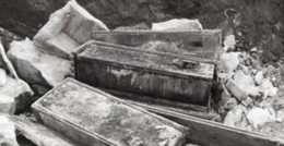 上世紀中期，李鴻章墓被憤怒的人們挖開，遺骸被拖行散落一地