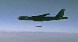 B-52為啥能服役100年？正在全面升級，或裝備最新型隱身巡航導彈