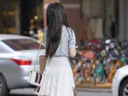 藍灰格子小香風上衣+白色百褶裙，溫柔又唯美，彰顯青春與活力