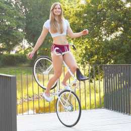 德國妹子在腳踏車上跳“芭蕾”，大長腿也太哇塞了，亮瞎雙眼！