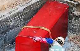 2016年浙江老農翻新老宅，不料挖出800年紅棺，棺內屍體栩栩如生