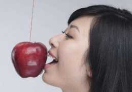 早晨空腹吃個蘋果，身體會有“4變化”！第3個是女人都喜歡
