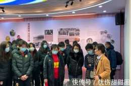 中國女足集體前往騰飛紀念館學習女排精神,網友:都是巾幗英雄