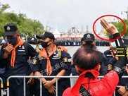 泰國抗議者穿上小背心，嘲笑68歲國王奇怪品味，請求削弱王室權力