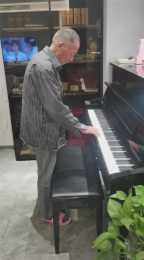 73歲大爺酒後即興彈鋼琴，兒子：他種了一輩子地，不知還會這一手