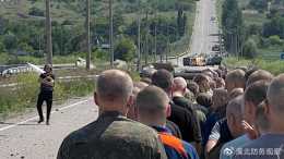 俄烏再次交換戰俘，烏軍戰俘剛一過橋，就當眾扔掉俄軍口糧