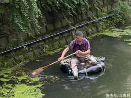 “輪胎大爺”划著自制橡皮筏，在河上“漂”了12年